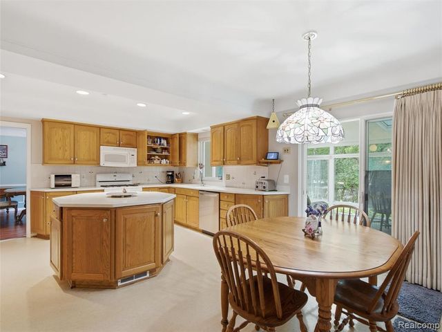 883 Briarcliff Drive, Grosse Pointe, MI 48236