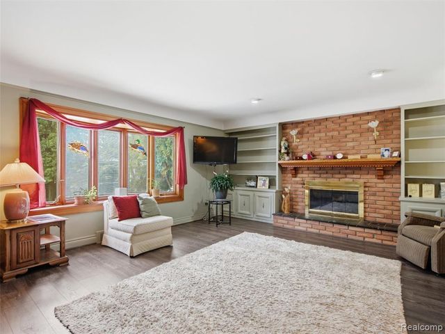 883 Briarcliff Drive, Grosse Pointe, MI 48236