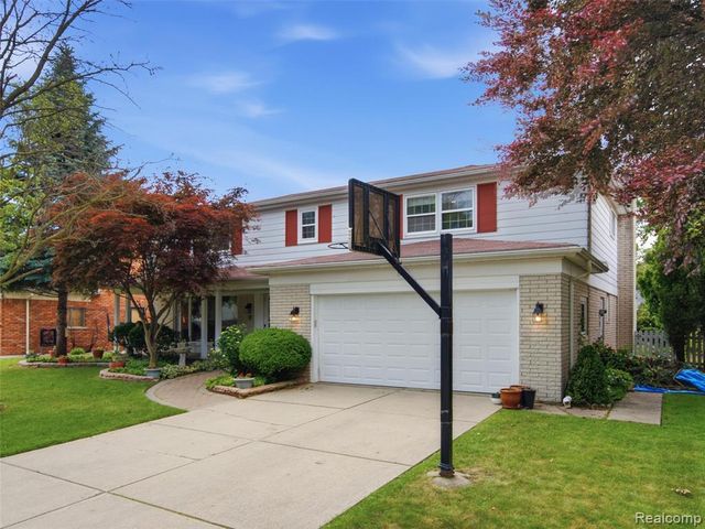 883 Briarcliff Drive, Grosse Pointe, MI 48236
