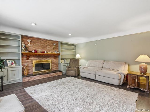 883 Briarcliff Drive, Grosse Pointe, MI 48236