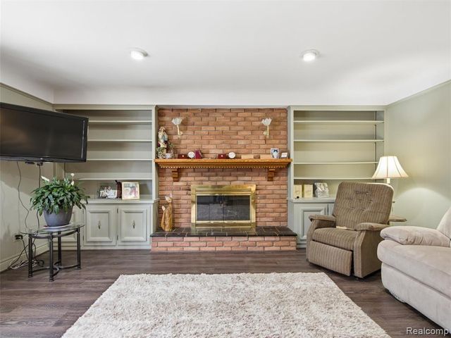 883 Briarcliff Drive, Grosse Pointe, MI 48236