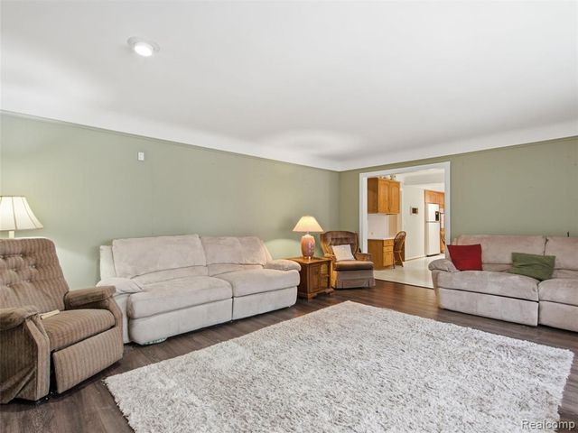 883 Briarcliff Drive, Grosse Pointe, MI 48236