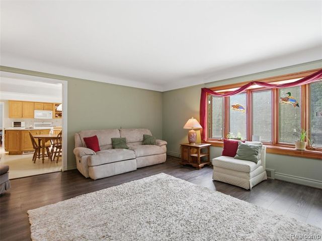 883 Briarcliff Drive, Grosse Pointe, MI 48236