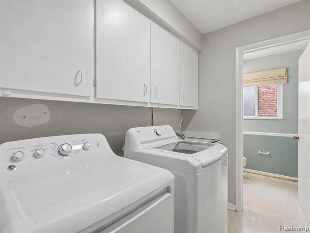 883 Briarcliff Drive, Grosse Pointe, MI 48236