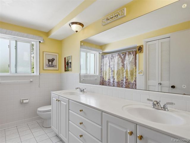 883 Briarcliff Drive, Grosse Pointe, MI 48236