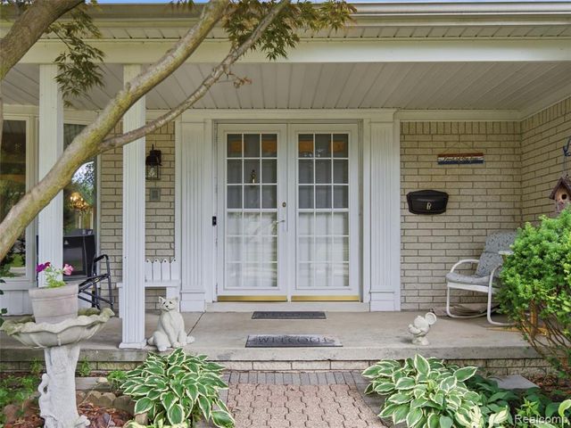 883 Briarcliff Drive, Grosse Pointe, MI 48236