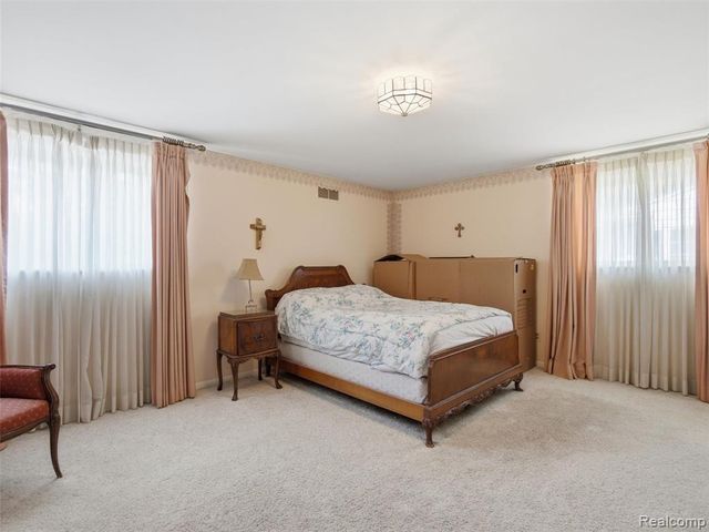 883 Briarcliff Drive, Grosse Pointe, MI 48236