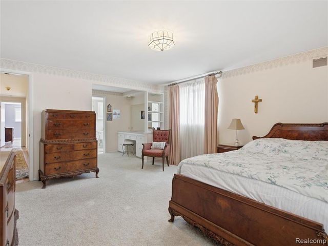 883 Briarcliff Drive, Grosse Pointe, MI 48236
