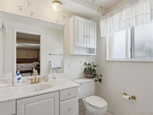 883 Briarcliff Drive, Grosse Pointe, MI 48236