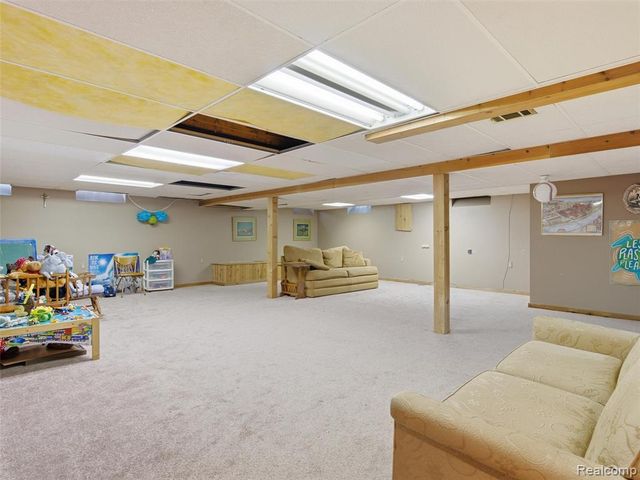 883 Briarcliff Drive, Grosse Pointe, MI 48236