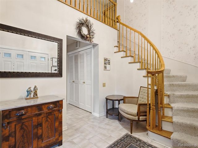 883 Briarcliff Drive, Grosse Pointe, MI 48236