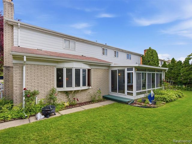 883 Briarcliff Drive, Grosse Pointe, MI 48236