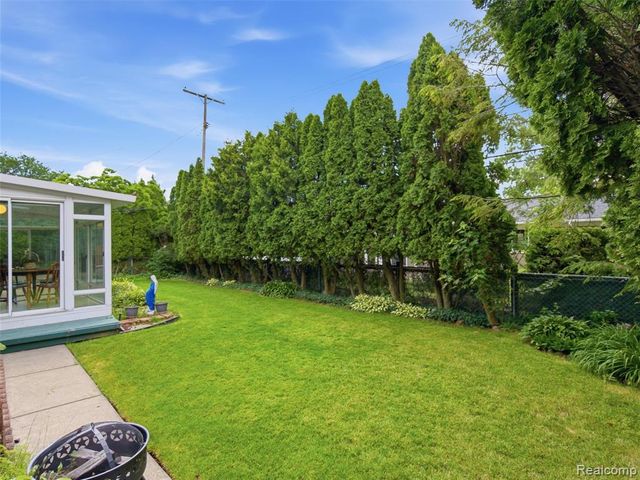 883 Briarcliff Drive, Grosse Pointe, MI 48236
