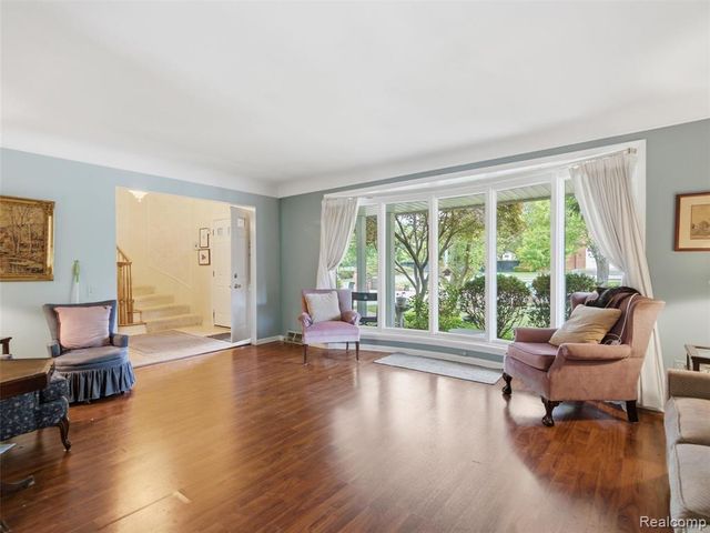883 Briarcliff Drive, Grosse Pointe, MI 48236
