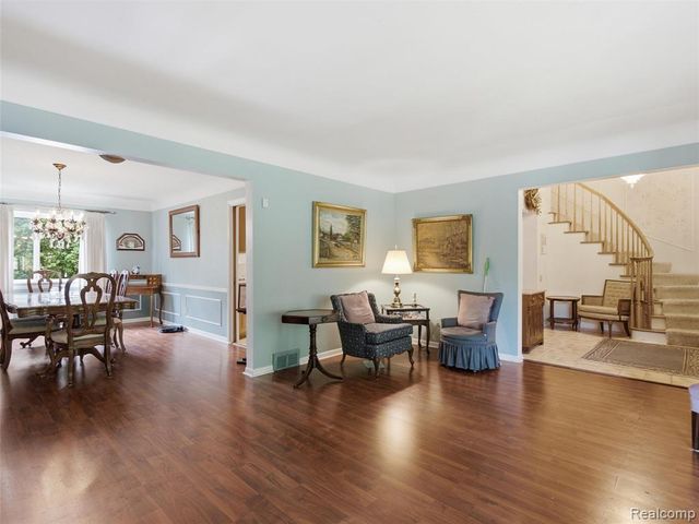 883 Briarcliff Drive, Grosse Pointe, MI 48236