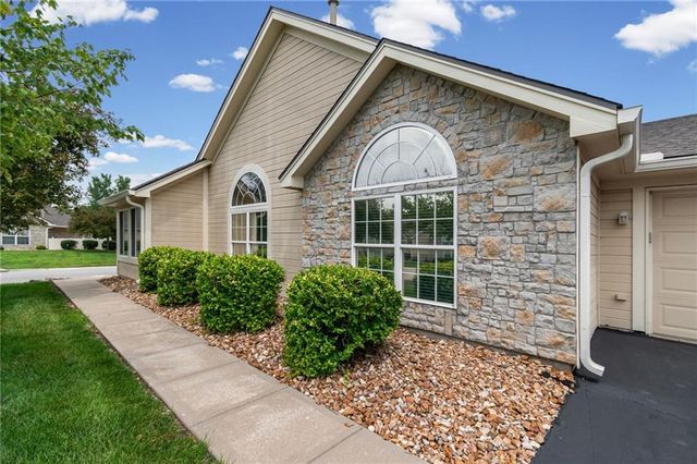 6147 NE KENSINGTON Drive 26B, Lee's Summit, MO 64064
