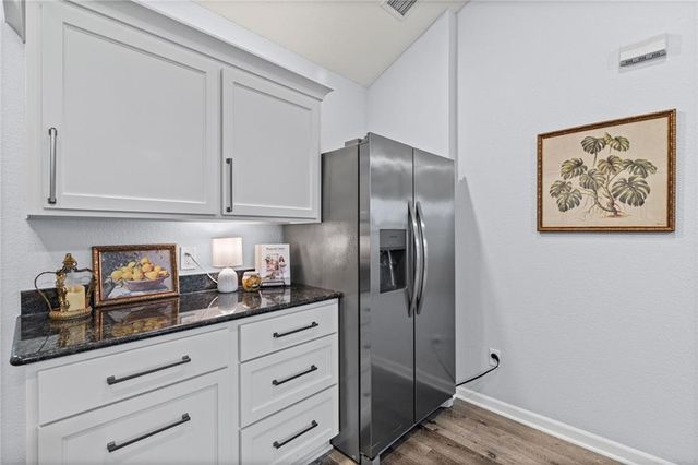 6147 NE KENSINGTON Drive 26B, Lee's Summit, MO 64064