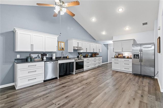 6147 NE KENSINGTON Drive 26B, Lee's Summit, MO 64064