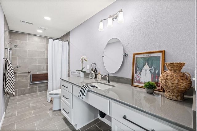 6147 NE KENSINGTON Drive 26B, Lee's Summit, MO 64064
