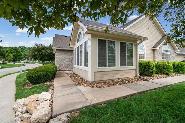 6147 NE KENSINGTON Drive 26B, Lee's Summit, MO 64064