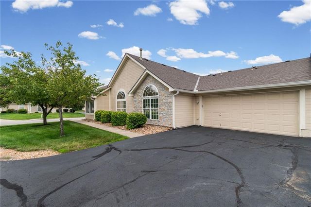 6147 NE KENSINGTON Drive 26B, Lee's Summit, MO 64064