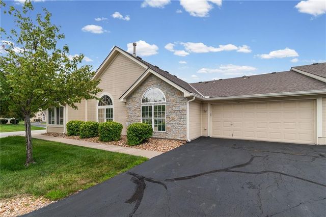 6147 NE KENSINGTON Drive 26B, Lee's Summit, MO 64064