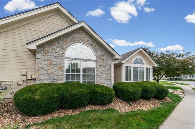 6147 NE KENSINGTON Drive 26B, Lee's Summit, MO 64064