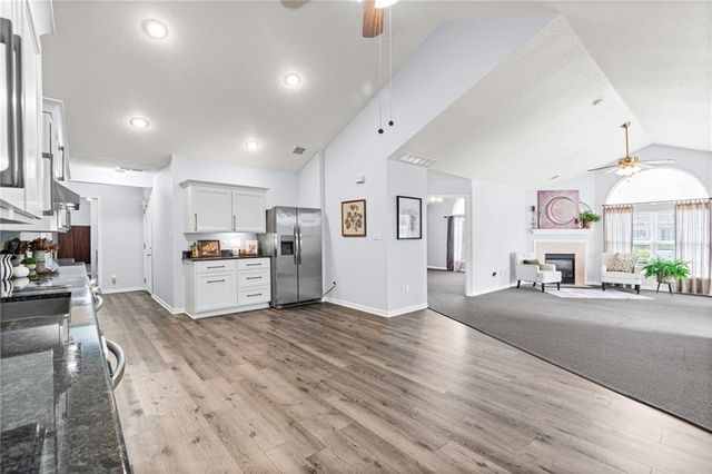 6147 NE KENSINGTON Drive 26B, Lee's Summit, MO 64064