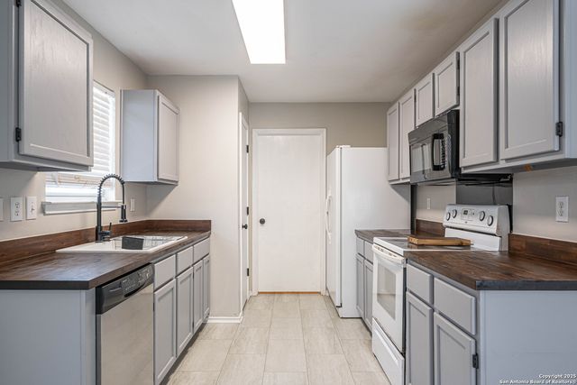 423 Golden Walk, San Antonio, TX 78227