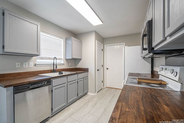 423 Golden Walk, San Antonio, TX 78227