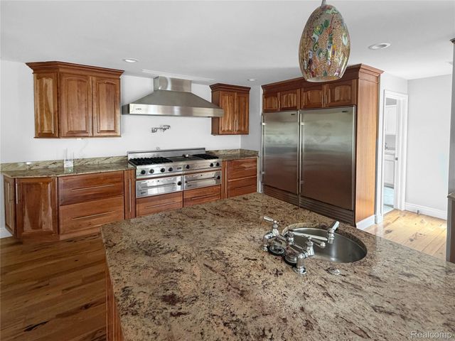 35854 Castlemeadow Drive, Farmington Hills, MI 48335