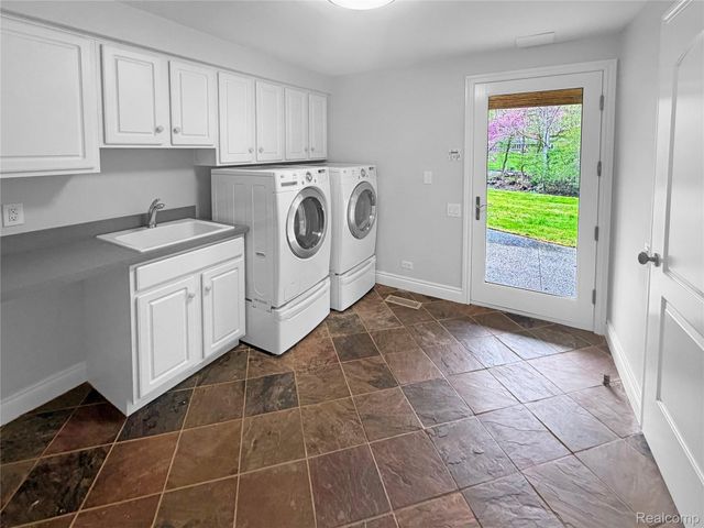 35854 Castlemeadow Drive, Farmington Hills, MI 48335