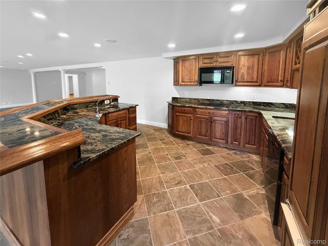 35854 Castlemeadow Drive, Farmington Hills, MI 48335