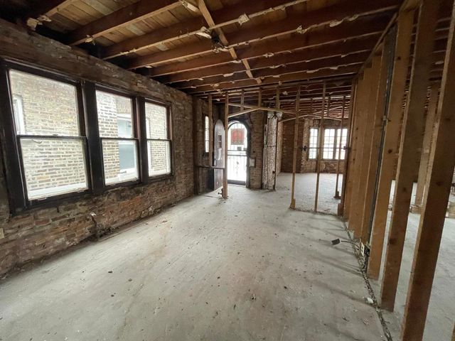 8325 S Cregier Avenue, Chicago, IL 60617