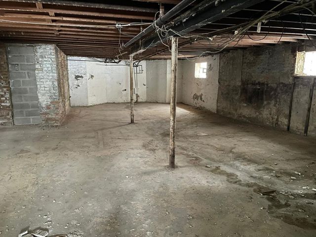 8325 S Cregier Avenue, Chicago, IL 60617