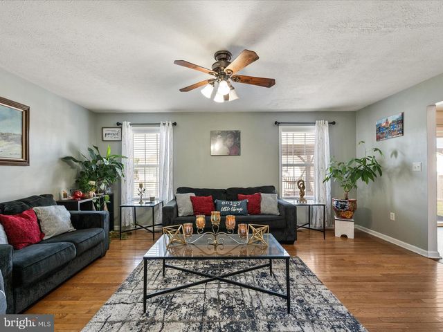 155 FENIMORE DR, Inwood, WV 25428