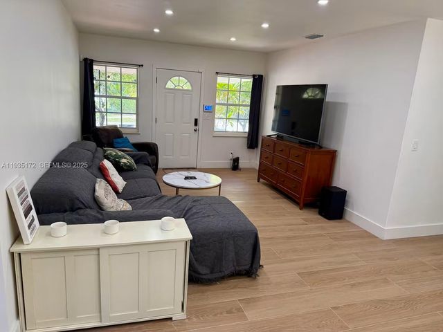 15800 NE 15th Ave, North Miami Beach, FL 33162