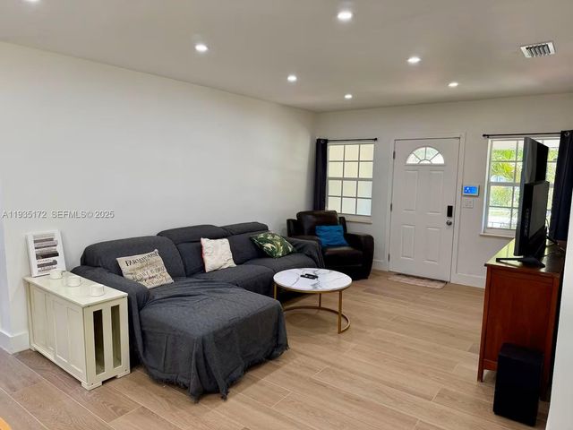 15800 NE 15th Ave, North Miami Beach, FL 33162