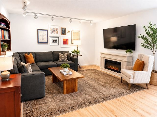 43 Angleside Drive 1, Waltham, MA 02453