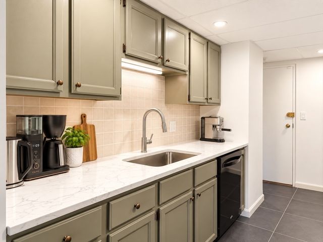 43 Angleside Drive 1, Waltham, MA 02453