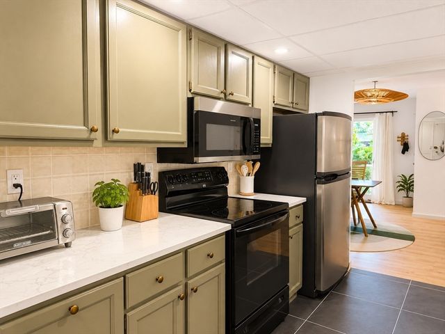 43 Angleside Drive 1, Waltham, MA 02453