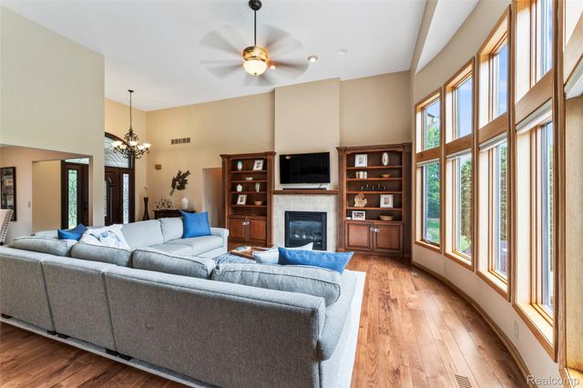 6541 E Ridge Court, Green Oak Township, MI 48116