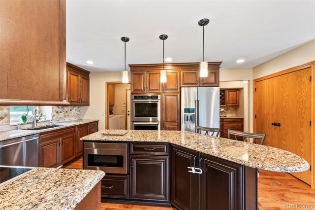 6541 E Ridge Court, Green Oak Township, MI 48116