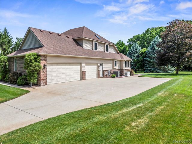 6541 E Ridge Court, Green Oak Township, MI 48116