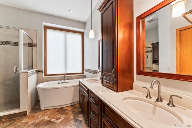 6541 E Ridge Court, Green Oak Township, MI 48116
