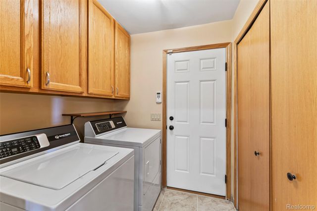 6541 E Ridge Court, Green Oak Township, MI 48116