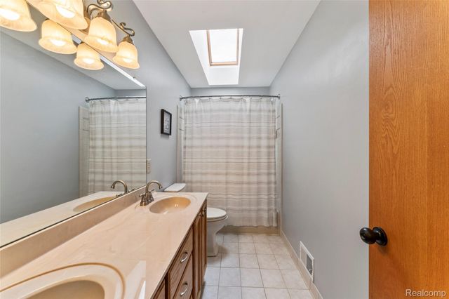 6541 E Ridge Court, Green Oak Township, MI 48116