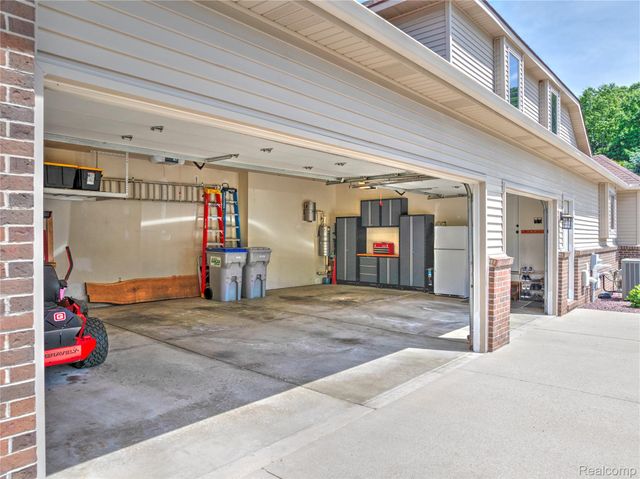 6541 E Ridge Court, Green Oak Township, MI 48116