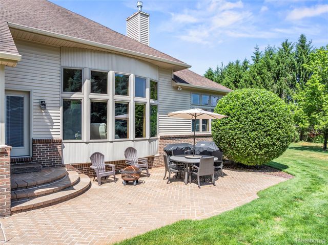 6541 E Ridge Court, Green Oak Township, MI 48116