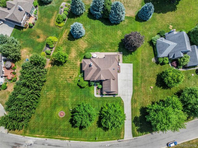 6541 E Ridge Court, Green Oak Township, MI 48116